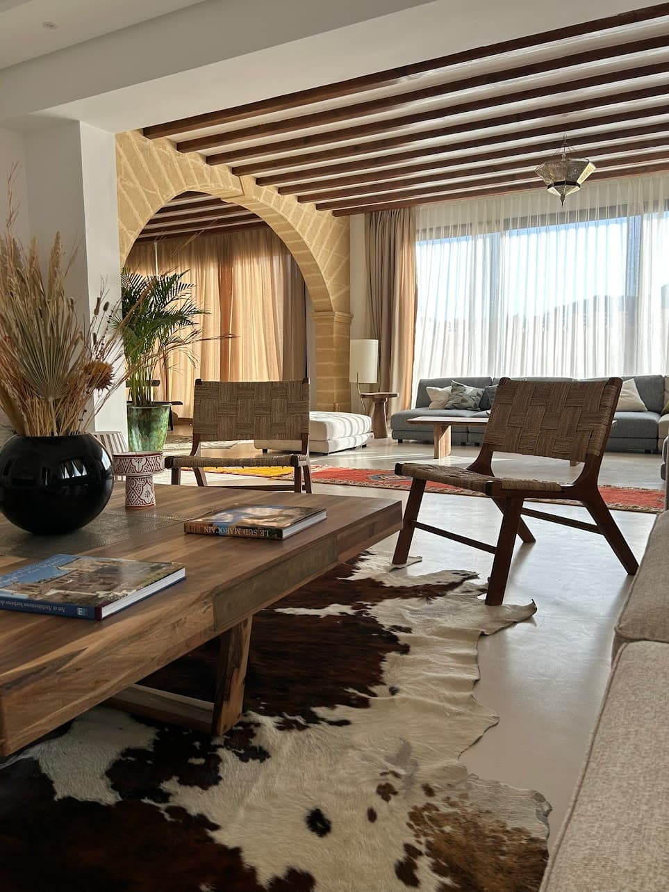 Salon moderne avec sol en béton ciré minéral